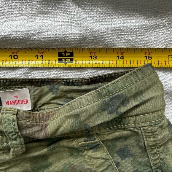 Anthropologie The Wanderer Camouflage Cargo shorts Size 29 - Picture 3 of 7
